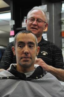 De cara limpa após sessão em barbearia de Fredericksburg, no Texas, nos Estados Unidos